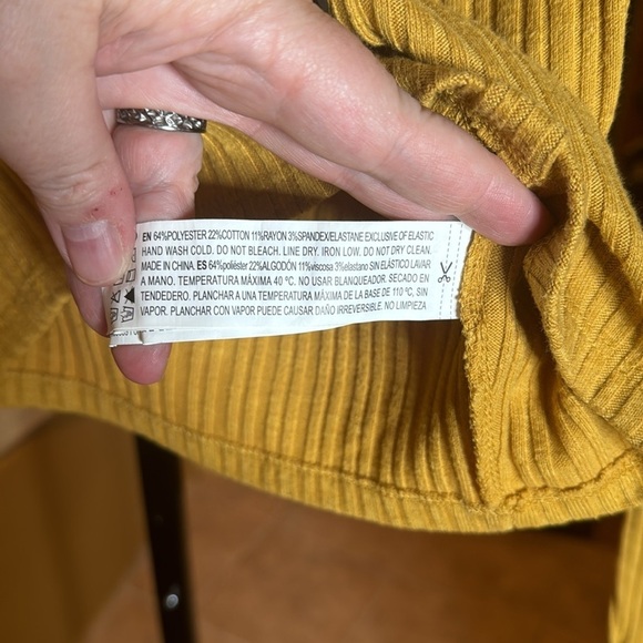 Forever 21 Off Shoulder Mustard Crop Top Size Small - Picture 6 of 6